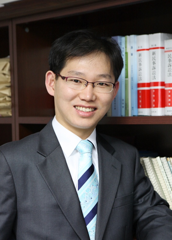 법무법인 가족, 염경천 변호사