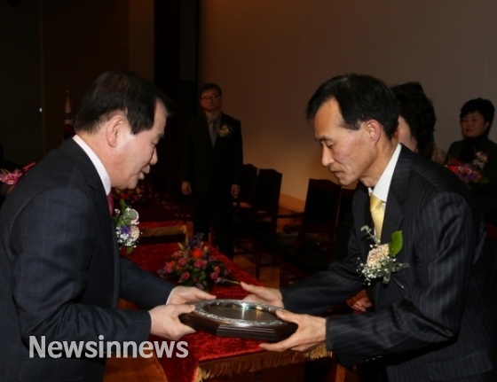 충남교육상을 수상하는 복기웅 관장