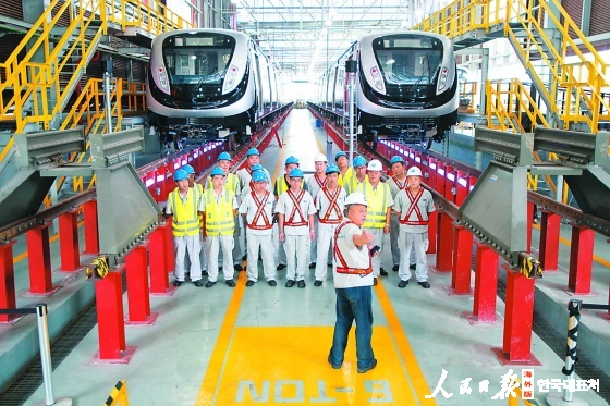 베이처 창커의 두 편의 열차가 곧 브라질 리우데자네이루 지하철에서 사용에 투입된다. 사진은 5월 11일 중국 측 기술인원들이 현장준비사업을 진행중인 모습. /신화사 쉬즈젠 기자