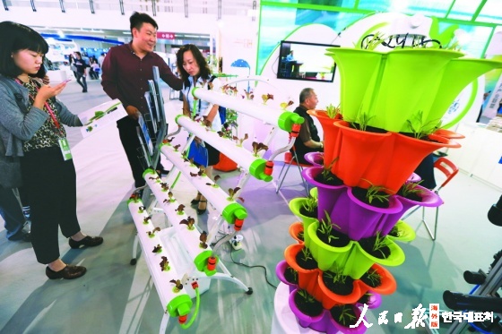 베란다에 설치, 사용할 수 있는 계단식 수경재배설비. 사진은 박람회에 전시된 무인기. /위룽화 웨이웨이 기자