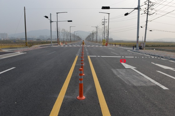 이길을 지나 유턴해 와라! 경운기가 1차선으로 들어가야 유턴할 수 있다.