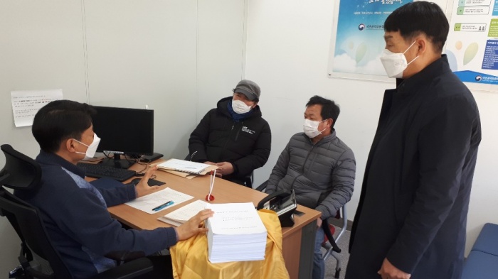 ▲ 3월 11일, 대책위원들이 세종시 정부종합청사에 있는 국민권익위원회를 방문해 권익위 의결에 대해 항의하고, 관련 의결 철회와 한국동서발전 변경계약 철회를 요구하는 집단민원을 제출했다.