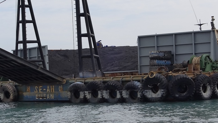 ▲ 2016년 10월 26일, 석탄재 바지선이 팽목항 외항에 정박해 있다. 바지선에는 석탄재가 가득 실려 있었고, 덮개를 씌우지 않은 상태였다. 