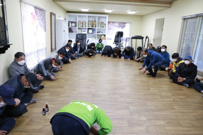 ▲ 윤영일 국회의원 후보가 경로당에 들러 어르신들에게 큰 절을 올리고 있다. 윤 후보는 부모님에 대한 효심이 깊은 것으로도 정평이 나 있다. 그래서인지 경로당에 들르면, 큰절을 올리는 게 몸에 배어있다고 한다. 