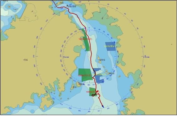 ▲ 2014년 12월, 당시 사고선박의 항로. 진도와 해남 어민들이 설치한 양식장 어구들이 많은 피해를 입었지만, 이들은 달아나다 완도 해경에 의해 적발되었다.