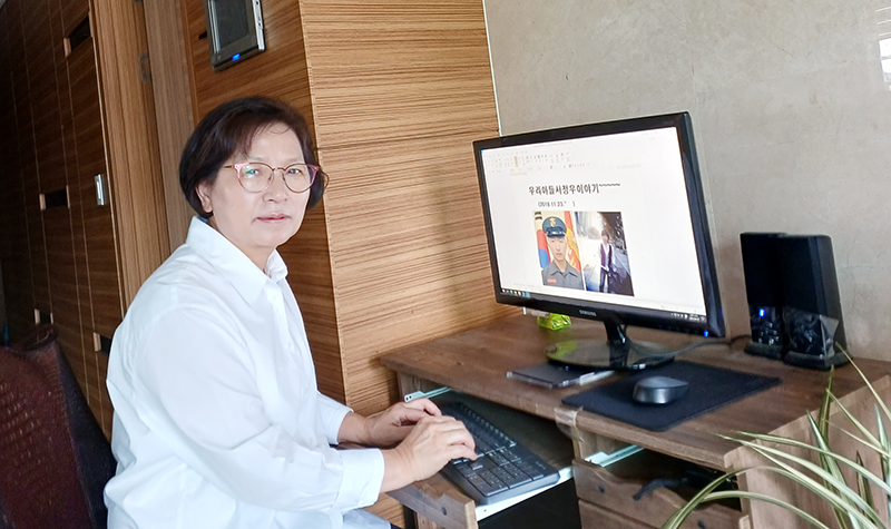 고 서정우 하사 관련 기사를 스크랩하는 김오복 교장. (사진=나라사랑신문)